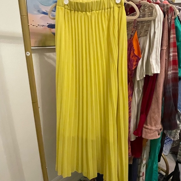 Dresses & Skirts - Yellow Pleated Women's Maxi Skirt Tall size M/L